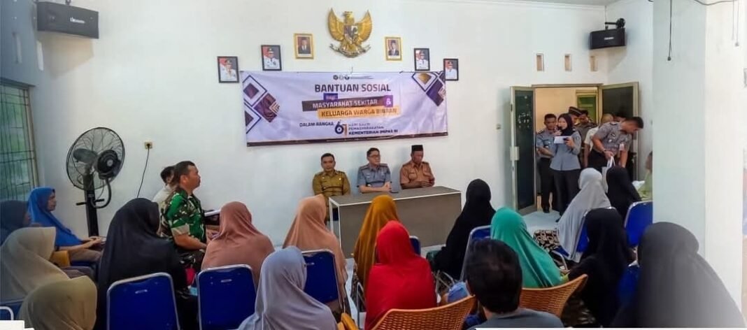 Dalam Rangka Memperingati Hari Bakti Pemasyarakatan Kalapas Karawang Menyalurkan 148 Paket Kepada Masyarakat