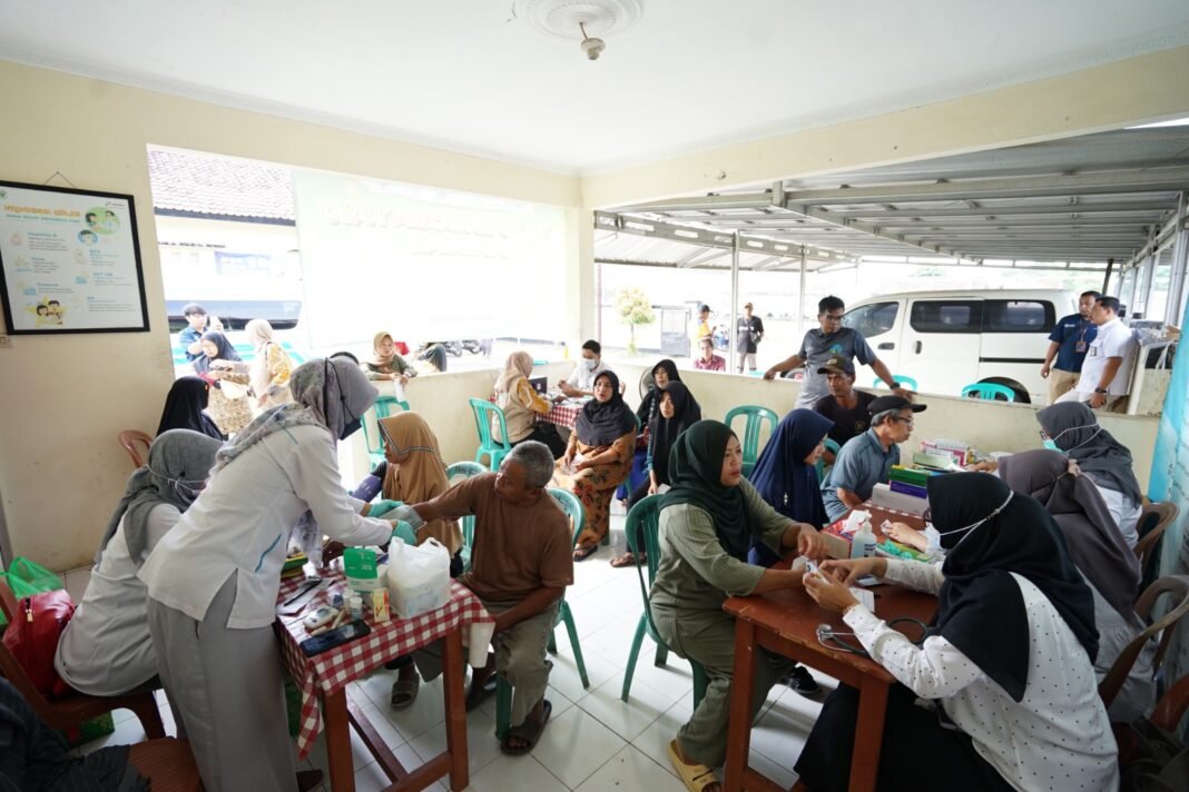 Wujudkan Kepedulian Sosial, Pupuk Kujang Beri Layanan Kesehatan Gratis untuk Warga