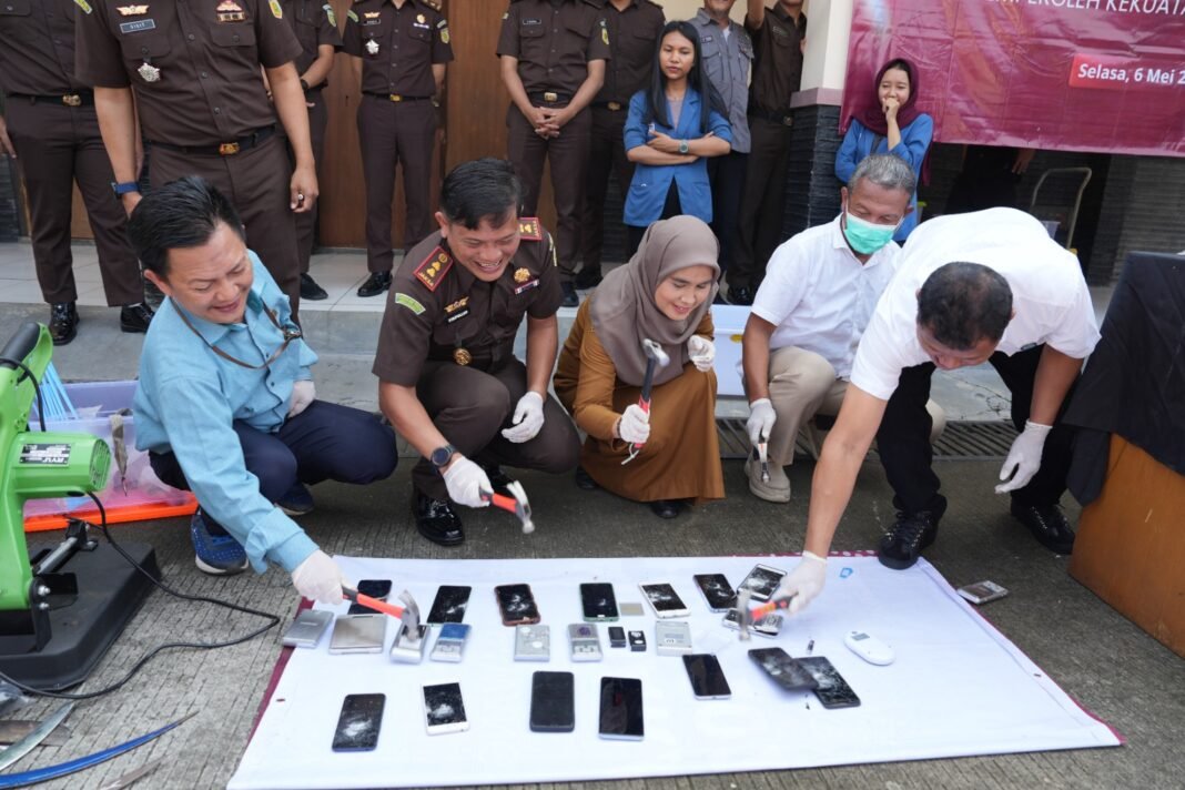 Kejari Karawang Musnahkan Barang Bukti dari 76 Perkara, Termasuk Narkotika dan Senjata Tajam