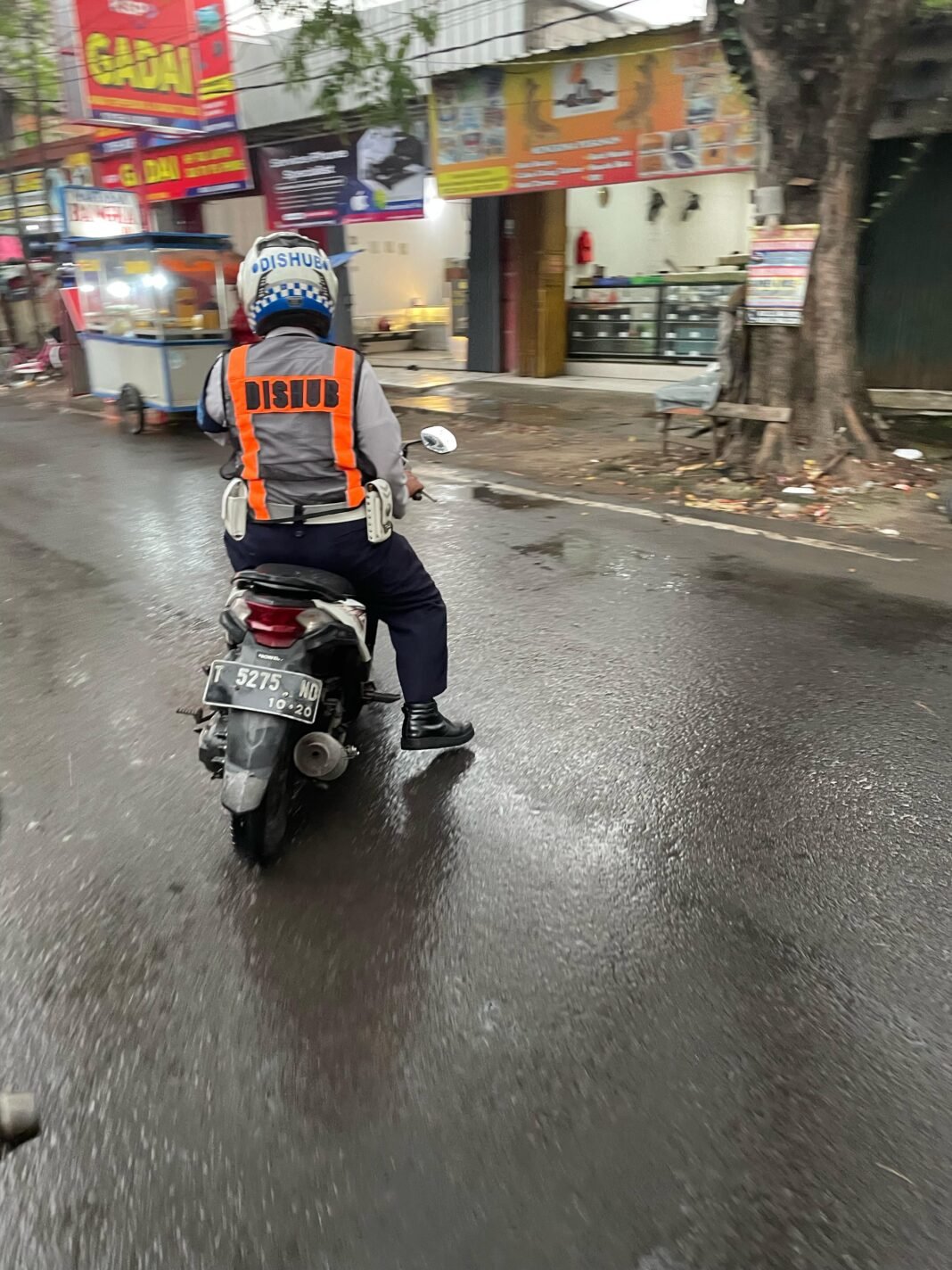 Viral Petugas Dishub Karawang Pakai Motor Plat Mati 2020, Warga: Kalau Rakyat yang Begitu, Langsung Ditilang