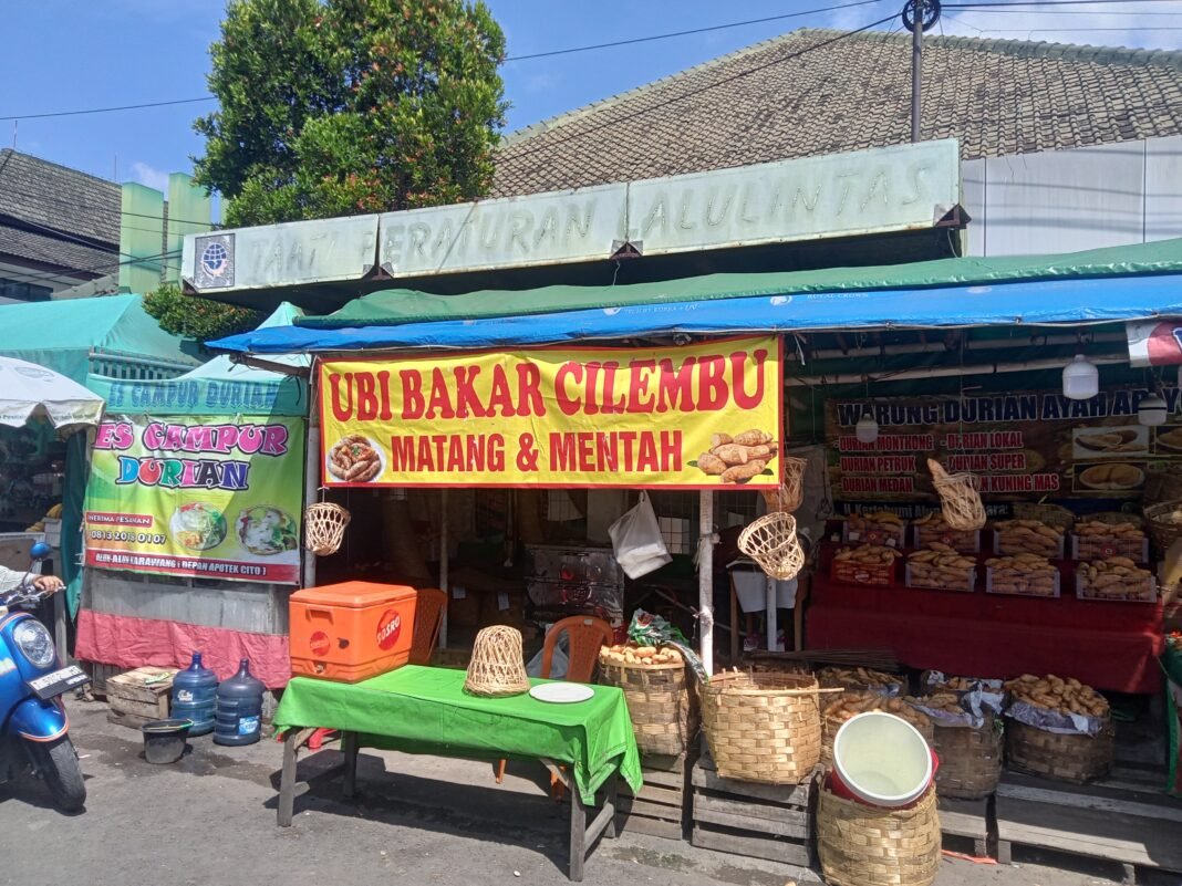 Fungsi Halte Disalahgunakan Lapak Ubi Biang Macet di Alun-Alun Karawang