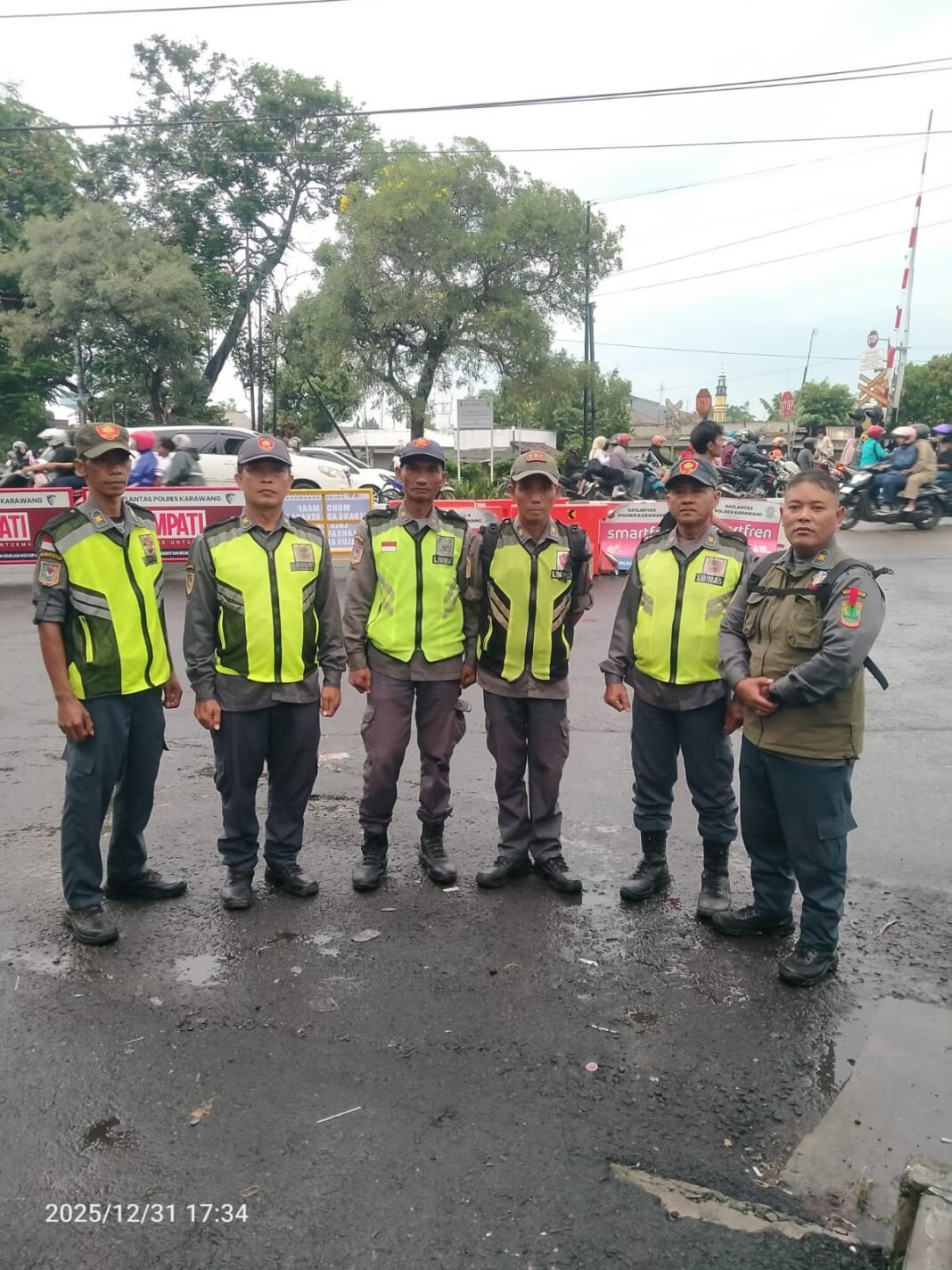 Linmas Kelurahan Adiarsa Barat Siaga Amankan Malam Pergantian Tahun