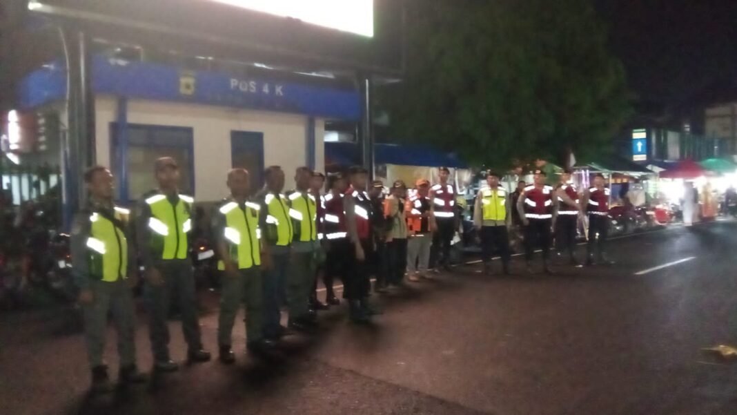 Linmas Kabupaten Karawang Siaga Amankan Pergantian Malam Tahun Baru 2025–2026